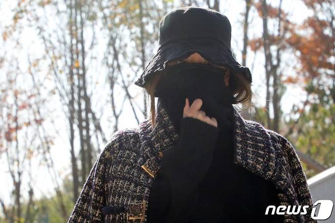 마약 투약 혐의로 1심에서 집행유예를 선고 받고 풀려난 황하나씨(31)가 2019년 11월8일 오전 경기도 수원시 영통구 수원지방법원에서 열린 항소심 선고 공판에서 집행유예를 선고받은 후 법원을 나서고 있다. /사진=뉴스1