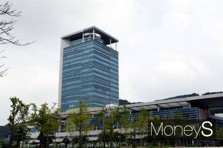 전라남도는 코로나19 장기화에 따른 소비위축으로 어려운 도내 소상공인을 돕기 위해 상반기내 1조 원의 '전남행복지역화폐(지역사랑상품권)'를 조기 발행한다. 전남도청 전경/머니S DB