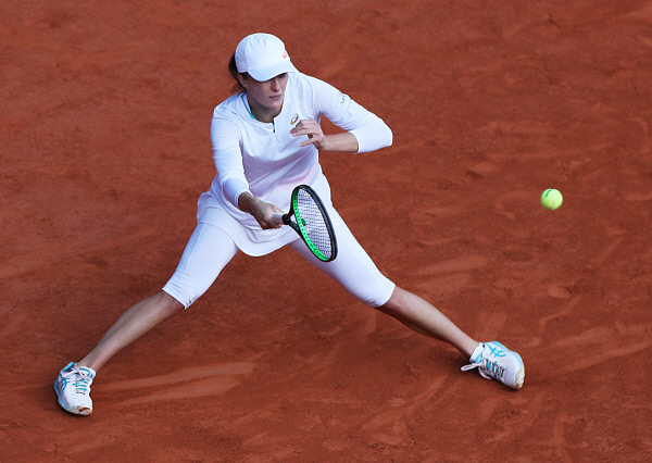 폴란드의 이가 시비옹테크가 지난해 10월 WTA투어 시즌 마지막 메이저대회였던 프랑스오픈에서 여자단식 결승전을 치르는 모습. 시비옹테크가 우승을 차지했다.  AP뉴시스