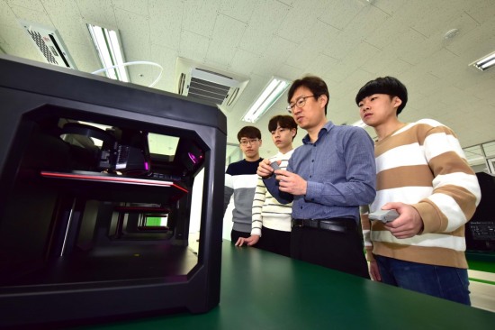 영진전문대 컴퓨터응용기계계열 학생들 3D프린팅 실습교육 모습.[영진전문대 제공]