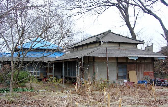 맨손으로 한국에 와서 일본은행 돈을 지원받아 고리대금업으로 일약 지주가 된 일본인들의 옛 집. 이들이 지주가 되는 구조는 국가의 조직적 범죄로 추정된다.
