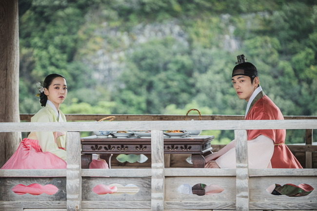 Queen Cheorin Shin Hye-sun and Kim Jung-hyun are responsible for the audiences laughter.The TVN Saturday drama Queen Cheorin (directed by Yoon Sung-sik, playwright Park Gye-ok Choi A-il, produced by STUDIO PLEX, Craveworks) has been loved by the true value of fusion historical comedy.The survival period of the palace of Kim So-yong (Shin Hye-sun), a heavy war with the soul of the world, is giving a new smile that transcends imagination.Here, the thrilling change of Cheoljong (Kim Jung-hyun) added to the surprise simkung attack and enthused viewers.As evidenced by this, the ratings are also on the rise, with the last eight ratings soaring to a maximum of 14.7%, and the company has firmly maintained its top spot in the same time zone, including cable and general edition.In particular, except for the men in their 2nd and 30th national standards, they have been ranked # 1 in the same time zone in all channels including terrestrial broadcasting in all age groups from teenagers to 50s.At the center is Shin Hye-sun and Kim Jung-hyun, who engulfed the house theater with a synergistic comic synergies.With the hot praise of the two actors who created the previous-class characters with the changing act, they can get a glimpse of their fantastic breath in the behind-the-scenes photos.Shin Hye-sun and Kim Jung-hyun, who are scripted with their heads in front of each other, smile as they show off their world swag.Kim So-yong and Cheoljong began to show compassion and favor to each other.Kim So-yong, who had changed his feelings about Cheoljong as the memories of Tteam So-yong permeated, and Cheoljongs sincerity to not be enemy to himself made them guess the change that came to them.In particular, Cheoljongs surprise kiss ending started with the romance of Notachi, raising expectations.The exquisite development that does not miss the thrilling tension even in a pleasant smile was completed with the skillful act of the actors.In the last broadcast, Kim So-yong learned one by one the truth that he did not know through the smells of the ship throughout his home.Especially, I remembered childhood memories from the appearance of Cheoljong panicking at the well, and the young Kim So-yong who was dragged by someone and the harmony that appeared next to him.And for some reason, as far as Cheoljong, who was trapped in a well, an unknown memory crossed, foreshadowing another truth hidden in the tangled connections of the three.The scene where the three people face each other like fate is a major point that is a turning point in the relationship change. Efforts are conveyed in the serious faces of those who talk with director Yoon Sung-sik.The performance of the new steelers who constantly make laughter is also indispensable.Kim In-kwon, who played a role of licorice with Kim So-yong, who disassembled him as a master master of Colonel Suragans Manbok, and Cha Jung-hwa of Choi Sang-gung Station, who is caught up in Kim So-yong of That World Tension and shows an extreme 24 hours of Bopil, and Chae Seo-euns cheerful filming scene of Hongyeon also gives a warm feeling.The Queen Cheorin was a turning point when the secrets of the characters began to be revealed.Cho Choljong, who spurred the secret preparation plan, and Cho Hwa-jin, who was anxious to lose the Great King (Bae Jong-ok), who started to guard against it, took the hand of Cho Ki-bi (Jo Yeon-hee).Kim So-yongs abnormality, which is causing emotional synchronization with the main body, is raising questions about what variables will act on the tangled relationship.