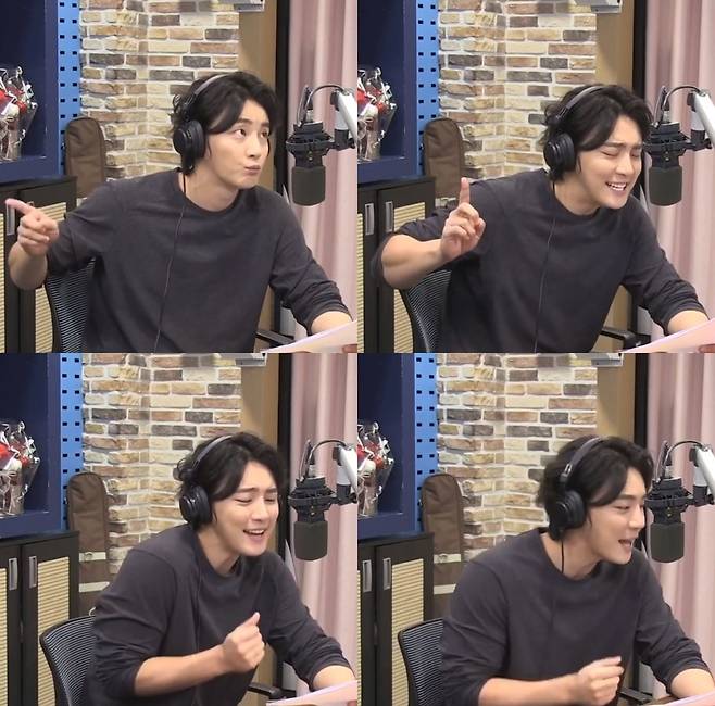 Actor Yoon Shi-yoon showed a Special DJ sample on the 10th.SBS Power FM Kim Young-chuls Power FM production team said on January 6th, Special DJ DD filling the vacancy of self-propelled iron up.Yoon Sik Yoon actor and posted the video.Yoon Shi-yoon in the video is in the corner of Kim Young-chuls Power FM. Yoon Shi-yoon is impressed by the listeners by singing songs with a pit on his neck.The production team added, I am very sincere and desirable, and I am a hundred points.