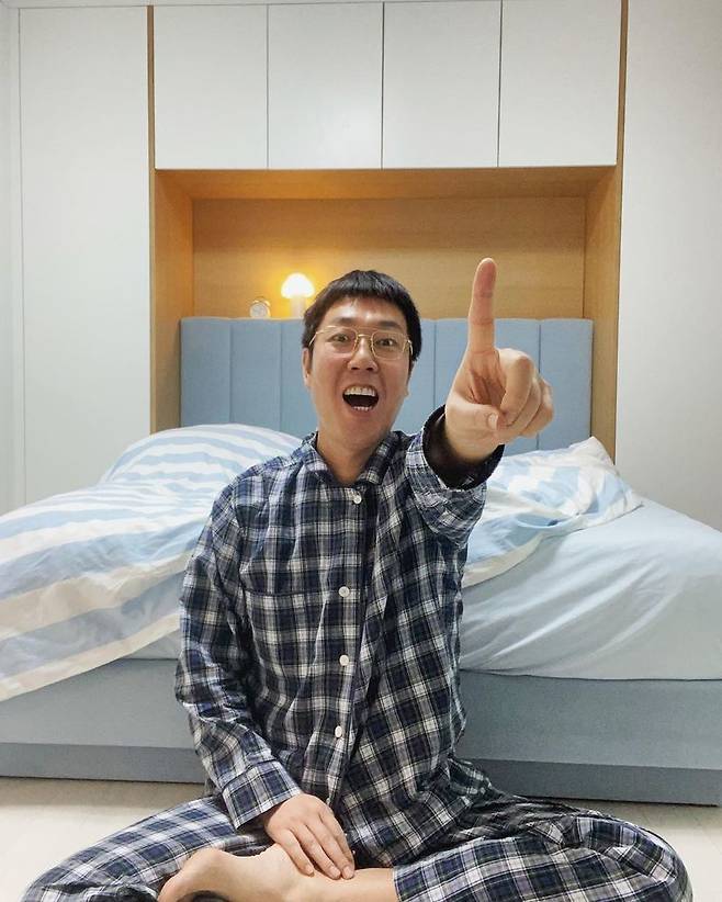 MC and comedian Kim Young-chul revealed the current situation with one day left of Self-Quarantine.Kim Young-chul uploaded three photos to his Instagram on January 6 with the phrase -1.Kim Young-chul in the photo is smiling brightly in his pajamas, and Kim Young-chul has a smile on his face with a finger on his face.Kim Young-chul added: Its not much to say (but I wont) but the laughter is OK, is it? Ah ha ha ha ha ha ha ha ha.