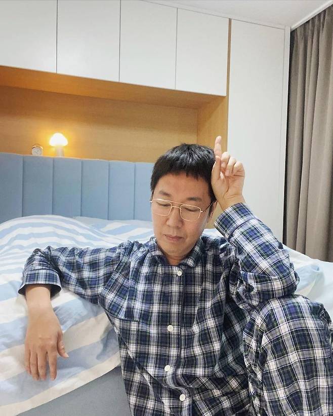 MC and comedian Kim Young-chul revealed the current situation with one day left of Self-Quarantine.Kim Young-chul uploaded three photos to his Instagram on January 6 with the phrase -1.Kim Young-chul in the photo is smiling brightly in his pajamas, and Kim Young-chul has a smile on his face with a finger on his face.Kim Young-chul added: Its not much to say (but I wont) but the laughter is OK, is it? Ah ha ha ha ha ha ha ha ha.