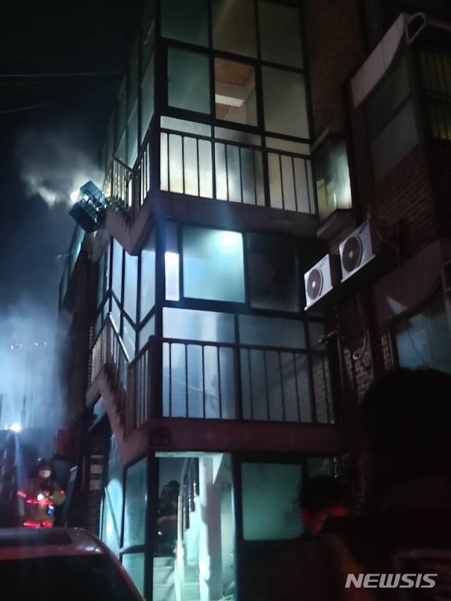 [수원=뉴시스] 지난 5일 오후 7시 29분께 경기 수원시 팔달구 인계동 3층짜리 다가구 주택 1층에서 불이나 1명이 숨지는 사고가 발생했다.