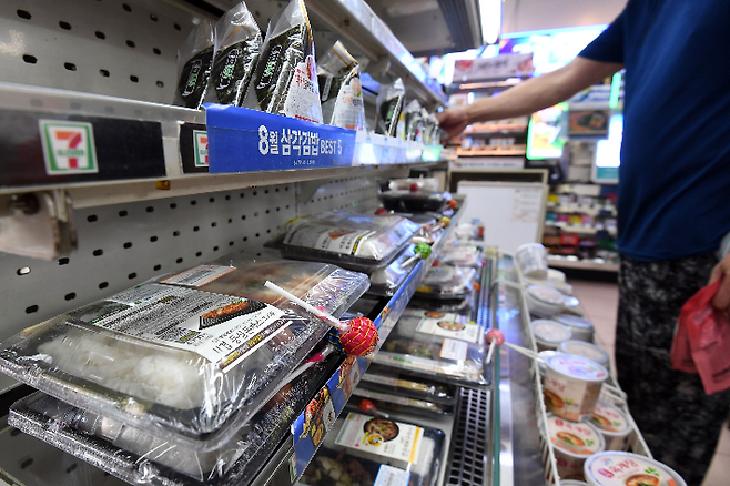 편의점에서 도시락 및 삼각김밥 등을 구입하는 시민. 위 사진은 기사 내용과 관련 없음. 김미성 기자