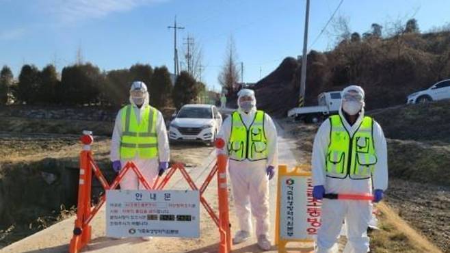 AI가 발생한 가금농장 통제.   연합뉴스
