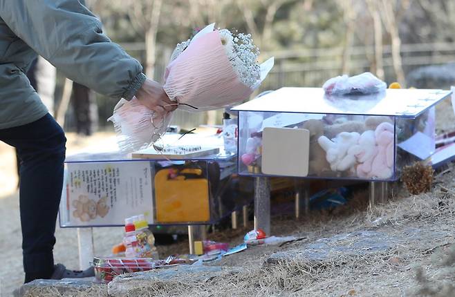6일 경기 양평 하이패밀리 안데르센 공원묘지를 찾은 추모객들이 양부모의 학대로 숨진 16개월 영아 정인(가명)양을 추모하고 있다. 뉴스1