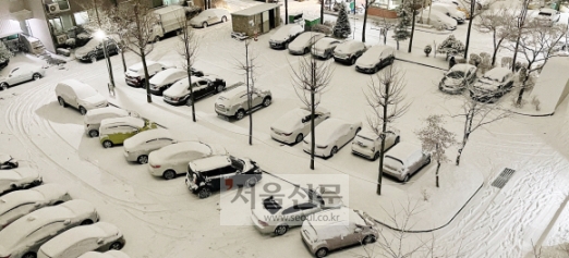 중부지방 등에 대설주의보가 내려진 6일 인천 연수구 아파트 단지 내에 눈이 쌓여 있다. 2021.1.6 오장환 기자 5zzang@seoul.co.kr