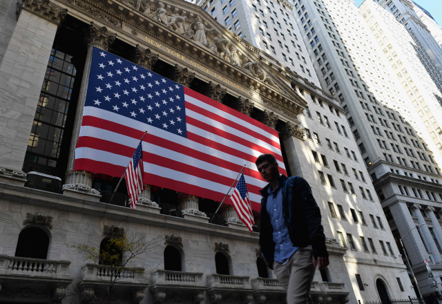 미국 월가에 위치한 뉴욕증권거래소(NYSE) 앞을 한 행인이 지나가고 있다. /AFP연합뉴스