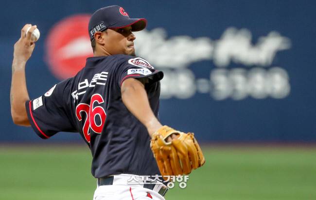 롯데 자이언츠 듀브론트 | 이석우 기자 foto0307@kyunghyang.com