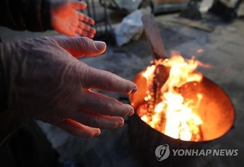 추위 피해 모닥불로 [연합뉴스 자료사진]
