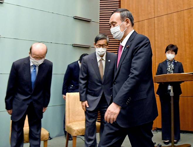 (도쿄 교도=연합뉴스) 지난달 25일 오후 스가 요시히데(菅義偉) 일본 총리가 일본 총리관저에서 기자회견에 입장하는 가운데 배석자가 고개를 숙여 인사하고 있다.