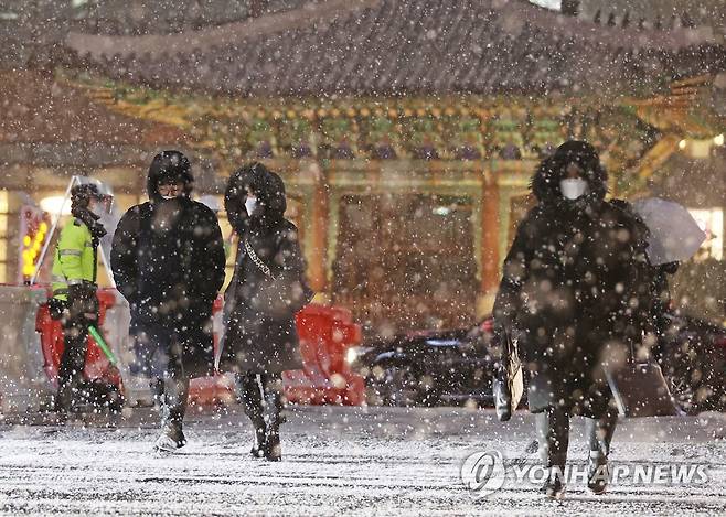 서울 퇴근길 덮친 눈 (서울=연합뉴스) 한종찬 기자 = 서울 전역에 대설주의보가 발효된 6일 저녁 서울 광화문역 인근에서 시민들이 퇴근길을 재촉하고 있다.  saba@yna.co.kr