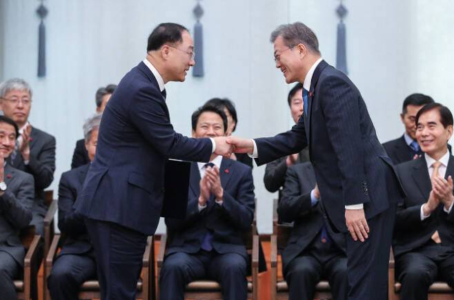 문재인 대통령은 2018년 12월10일 오후 청와대에서 홍남기 경제부총리 겸 기획재정부 장관에게 임명장을 수여했다. 문 대통령은 “국민들이 체감할 수 있도록 경제사령탑으로서 소임을 다해달라”고 당부했다. (사진=연합뉴스)