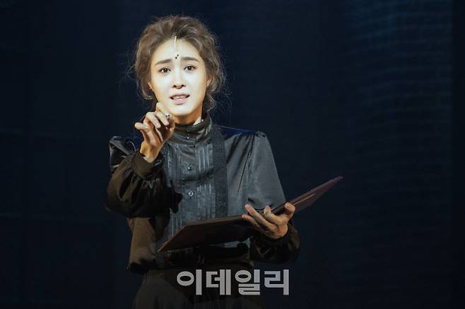 뮤지컬 ‘마리 퀴리’에 출연 중인 옥주현이 공연하고 있다(사진=라이브)