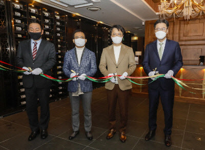 왼쪽부터 bhc 김충현 상무, 임금옥 대표, 박현종 회장, 허명수 전무가 창고43 광주상무점 오픈식에 참석해 테이프를 자르고 있다.(사진=bhc)