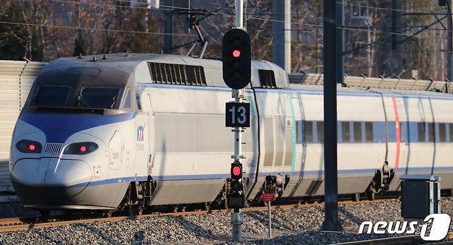 철길 위를 달리고 있는 KTX 열차 / 뉴스1 © News1 김기태 기자