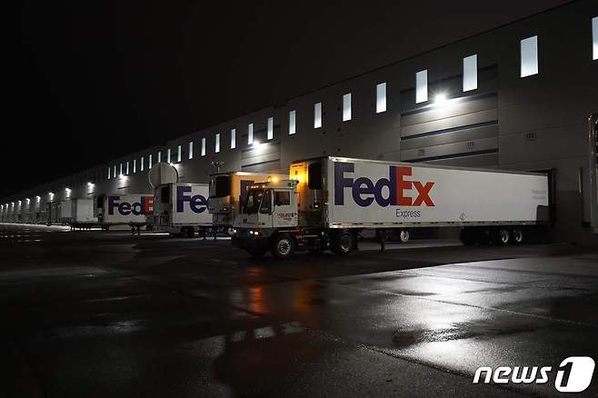 20일(현지시간) 미시시피주 올리브 브랜치에 있는 의약품 유통업체 매케슨에서 배송업체 페덱스의 트럭들이 모더나의 코로나19 백신을 배송하기 위해 대기를 하고 있다. © AFP=뉴스1 © News1 우동명 기자