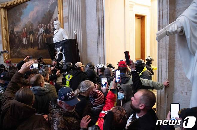 6일(현지시간) 도널드 트럼프 대통령 지지자들이 미 의회의사당에 난입했다.© AFP=뉴스1