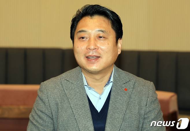 롯데면세점 이종민 점장이 뉴스1 제주본부와 인터뷰하고 있다. /© 뉴스1