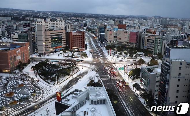 7일 오전 제주시내에는 전날 밤사이 내린 눈이 쌓여 출근길 차량들이 서행하고 있다.2021.1.7/뉴스1 © News1 오현지 기자
