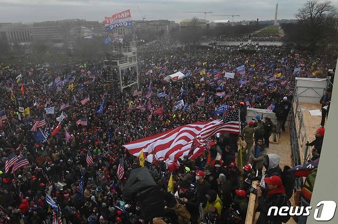 6일(현지시간) 도널드 트럼프 미국 대통령을 지지하는 시위대가 워싱턴 의사당 앞에 몰려 있다. © AFP=뉴스1 © News1 우동명 기자