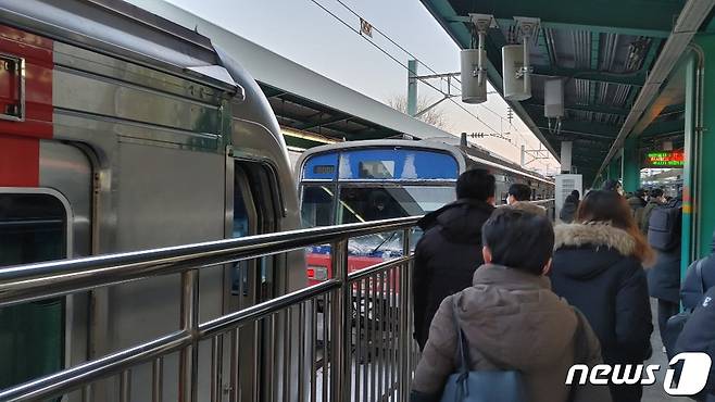 7일 서울 지하철 1호선 외대앞~회기역 구간에 열차가 고장으로 멈춰서 있다. (독자제공) 2021.1.7/뉴스1