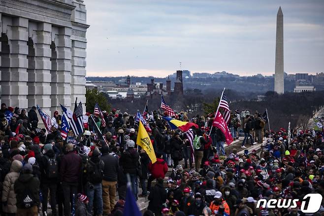 6일(현지시간) 도널드 트럼프 미국 대통령을 지지하는 시위대가 워싱턴 의회로 진입하기 위해 몰려들고 있다. © AFP=뉴스1 © News1 우동명 기자