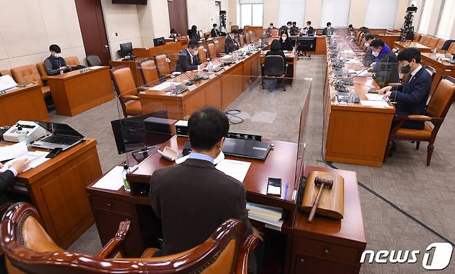 7일 오전 서울 여의도 국회에서 행정안전위원회 법안심사 제1소위원회가 열리고 있다. 2021.1.7 /뉴스1 © News1 박세연 기자
