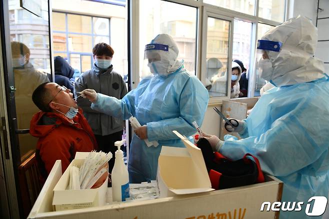 중국 허베이성 성도 시지아좡에서 의료진이 전 주민을 대상으로 코로나19 검사를 실시하고 있다. © 로이터=뉴스1