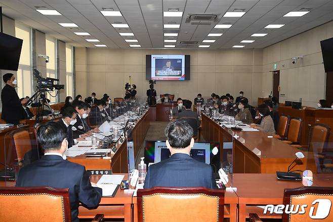 서범수 국민의힘 의원이 7일 오전 서울 여의도 국회 행정안전위원회에서 열린 '정인이 사건' 긴급현안질의에 참석해 김창룡 경찰청장에게 질의를 하고 있다. 2021.1.7/뉴스1 © News1 박세연 기자