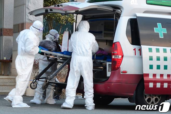 광주 한 노인요양원에서 방역당국이 신종 코로나바이러스 감염증(코로나19) 확진자들을 이송하고 있다. /뉴스1 © News1
