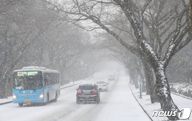 대설특보가 내려진 7일 오전 제주시 아라동 제주대학교에서 차량들이 서행하고 있다. 이날 오전 6시30분 기준 제주도 산지에는 대설·한파경보, 나머지 지역에는 대설주의보가 발효 중이다.2021.1.7/뉴스1 © News1 오현지 기자