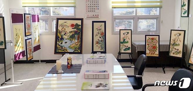 증평복지재단 복지시설 종사자 학습동아리 회원 전시회.(증평군 제공)© 뉴스1