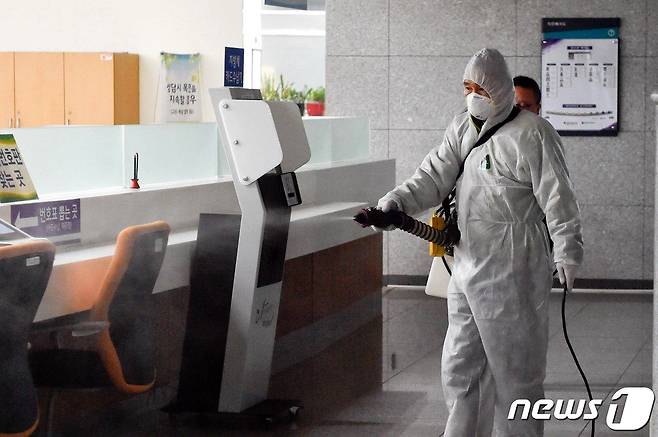 강원 원주시 방역요원이 공공시설을 소독하는 모습. (자료 사진)© News1