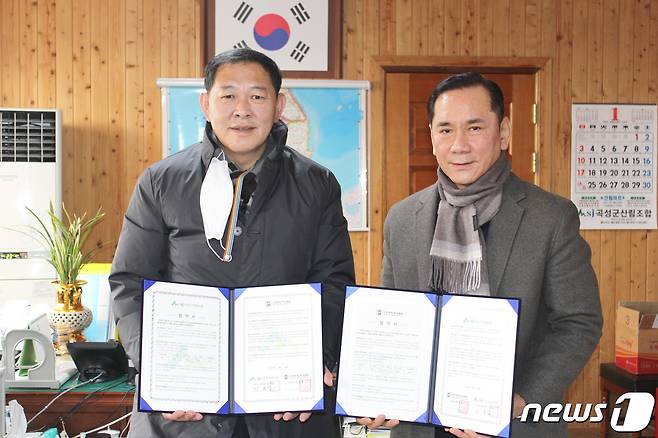 스마트원치과병원과  전남 곡성군 산림조합이 지난 5일 업무협약을 체결했다.(스마트원치과병원 제공) /© 뉴스1