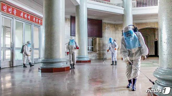 (평양 노동신문=뉴스1) = 북한 노동당 기관지 노동신문은 지난 12월 31일 겨울철 신종 코로나바이러스 감염증(코로나19) 방역 강화를 촉구하고 나섰다. 사진은 평양역에서 소독사업을 진행하는 북한 노동자들의 모습. [국내에서만 사용가능. 재배포 금지. DB 금지. For Use Only in the Republic of Korea. Redistribution Prohibited] rodongphoto@news1.kr