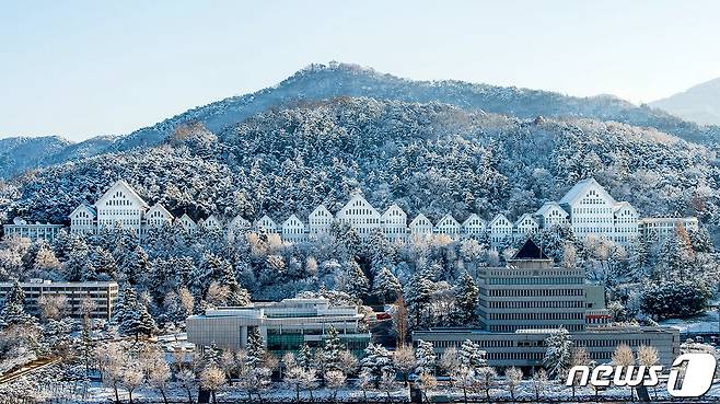 눈 내린 조선대 전경.2021.1.7/뉴스1 © News1