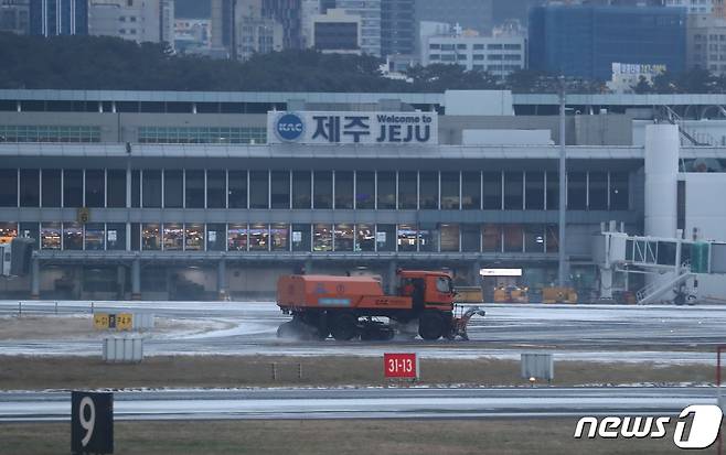 7일 오전 제주국제공항 활주로에서 제설 작업이 진행되고 있다. 이날 오전 6시30분 기준 현재 제주도 산지에는 대설·한파경보, 나머지 지역에는 대설주의보가 발효 중이다.2021.1.7/뉴스1 © News1 오현지 기자