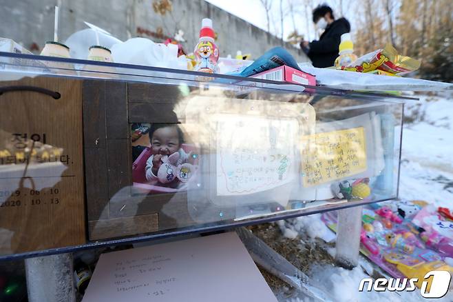 7일 오후 경기 양평 하이패밀리 안데르센 공원묘원을 찾은 추모객들이 양부모의 학대로 숨진 16개월 영아 정인(가명)양을 추모하고 있다. '정인이 학대 사망'과 관련해 연일 사회 곳곳에서 추모와 분노의 물결이 일자 전날 김창룡 경찰청장의 대국민 사과에 이어 이날 국회가 부랴부랴 법 개정 논의에 들어갔다. 여야는 국회 법제사법위원회 법안소위에서 오는 8일까지 아동학대 예방과 가해자 처벌을 강화하는 이른바 '정인이법'을 처리하기로 이날 합의했다. 2021.1.7/뉴스1 © News1 이승배 기자