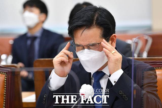 김창룡 경찰청장이 7일 오전 서울 여의도 국회 행정안전위원회에서 '정인이 사건'과 관련해 열린 긴급현안질의에 출석해 안경을 고쳐쓰고 있다. /남윤호 기자