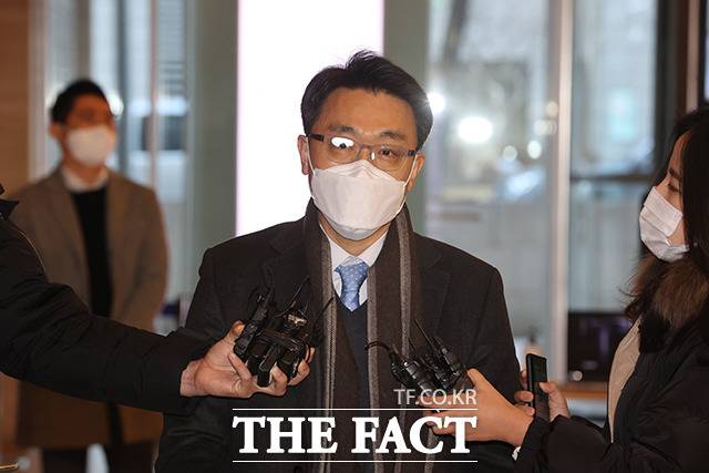 김진욱 초대 고위공직자범죄수사처장(공수처장) 후보자가 지난달 31일 오전 서울 종로구에 위치한 인사청문회 준비 사무실로 출근하기에 앞서 취재진의 질의에 답하고 있다./이동률 기자