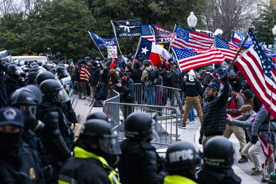 6일(현지시간) 도널드 트럼프 대통령 지지자들이 워싱턴DC 국회의사당 앞에서 경찰들과 대치하고 있다. [이미지출처=AP연합뉴스]