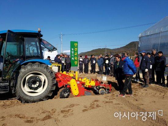 군위군은 코로나19 장기화로 영농에 어려움을 겪고 있는 농업인을 위해 농기계 임대료를 1월부터 6월까지 한시적으로 50% 인하한다./군위군
