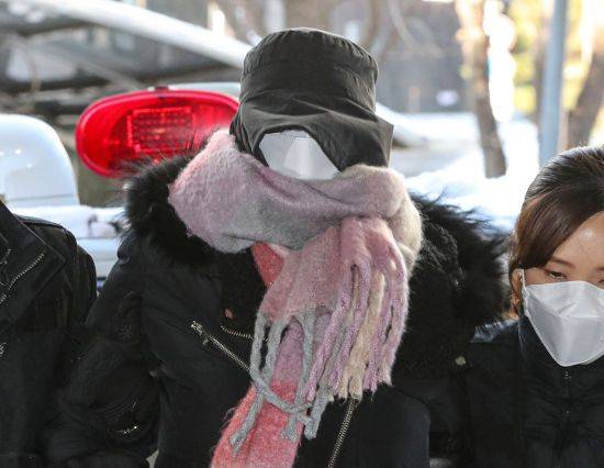 집행유예 기간 중 또 마약 투약 혐의로 경찰 수사를 받은 남양유업 창업주 외손녀 황하나 씨가 7일 오전 서울 마포구 서울서부지법에서 영장실질심사를 받기 위해 출석하고 있다. [이미지출처=연합뉴스]