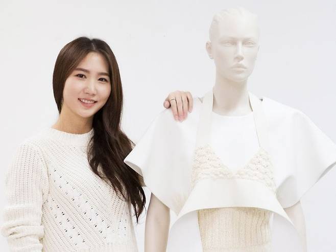 걸그룹‘에이핑크’원년 멤버 출신 디자이너 홍유경이 패션 학교‘에스모드 서울’졸업 작품전에서 ‘심사위원 대상’을 받은 의상 옆에 섰다. 작품성에 상업성도 갖춰 많은 관심을 모았다. /고운호 기자