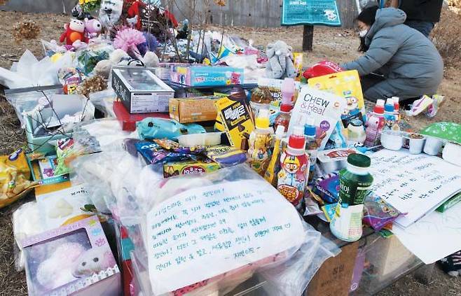 양부모의 학대로 생후 16개월 만에 사망한 정인양이 안치된 경기도 양평군 하이패밀리 안데르센 공원묘원에 추모 메시지와 꽃 선물등이 놓여있다/