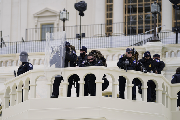 6일 미국 워싱턴DC 연방의사당에 진입하려는 도널드 트럼프 대통령 지지자들을 경찰들이 경계하고 있다. /AP 연합뉴스